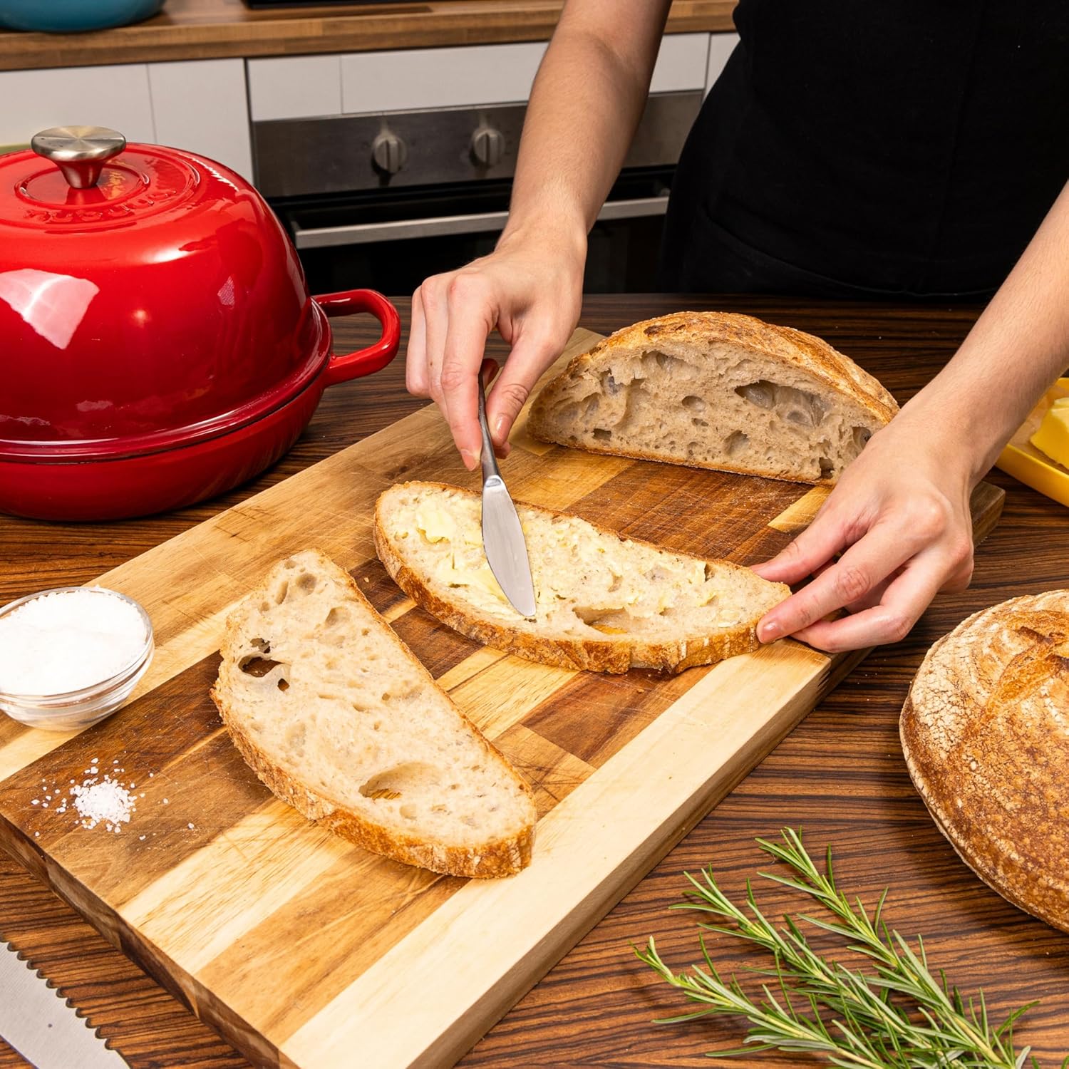 Red Enamelled Cast Iron Dutch Oven Bread Pot - 5.6 Lite - 26cm, by Nuovva